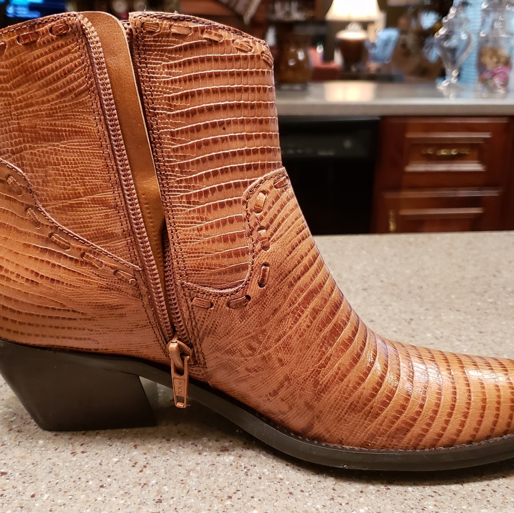 Size 6 Gianni Bini Tuscan Lizard Boots! NEVER WORN